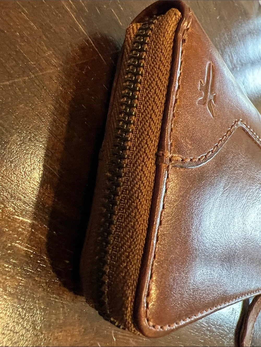 🤎 FRYE Brown Leather Zip Wallet –Distressed Leather – Multiple Card Slots-UNISEX